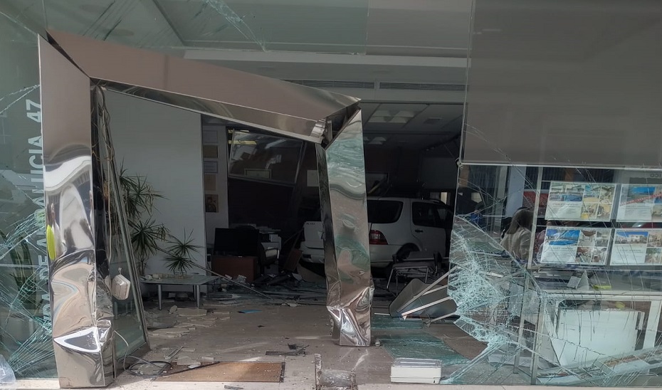 Imagen del artículo Cuatro personas resultan heridas tras chocar un coche contra una tienda en Estepa